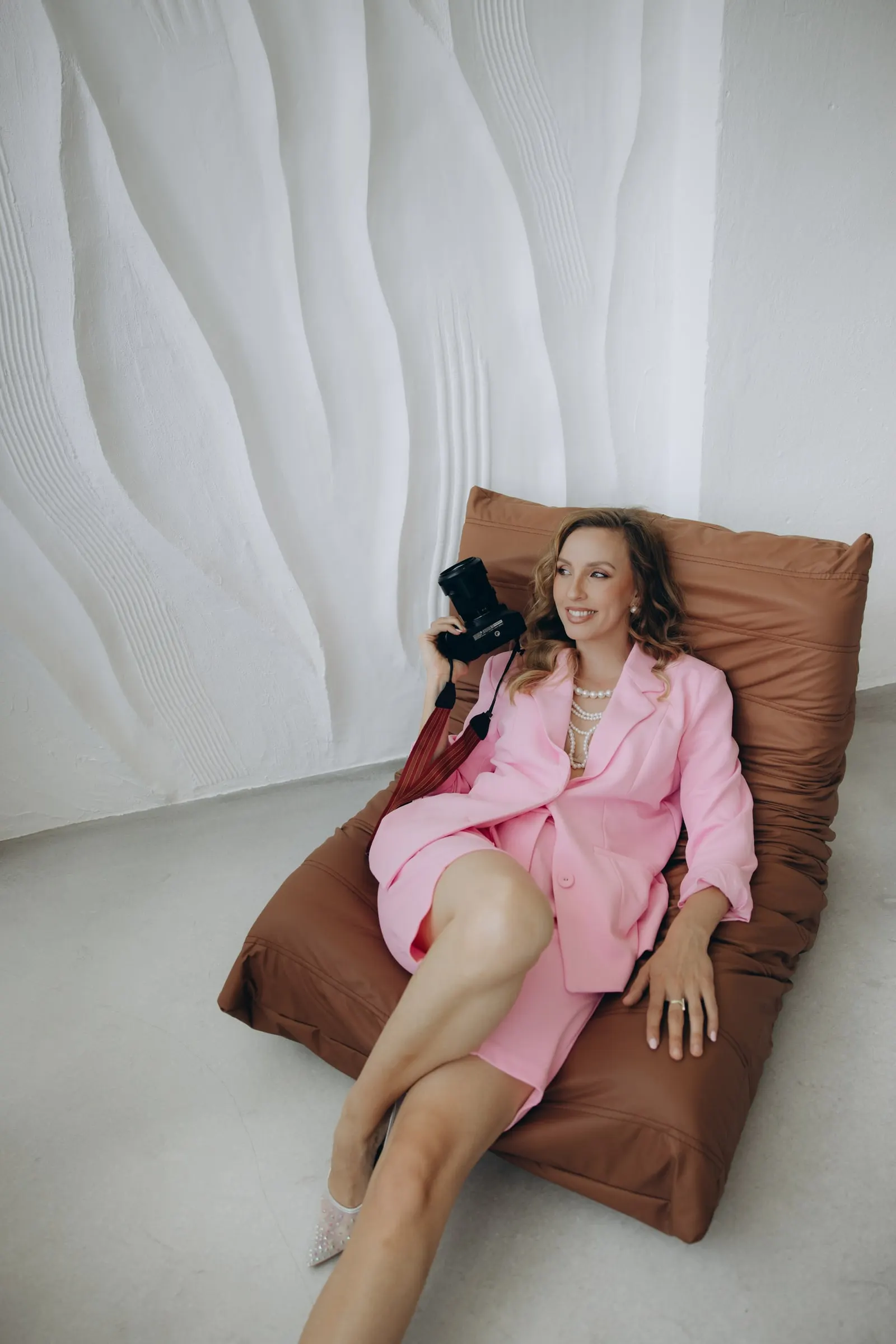 Fotografka Monika Marušáková s fotoaparátom v ateliéri