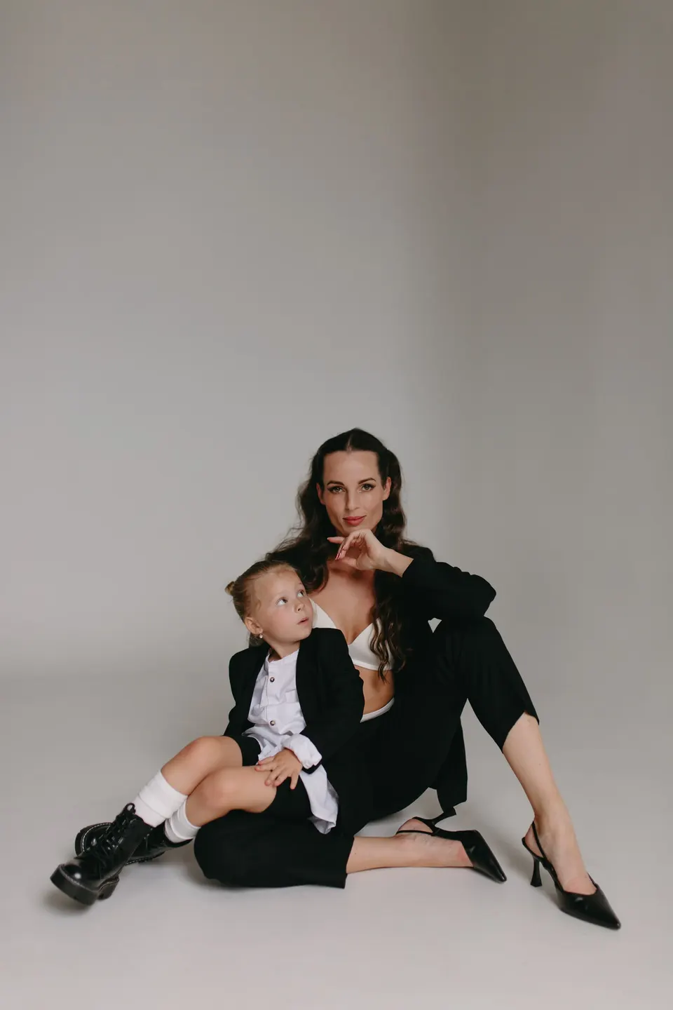 Mama so synom sedia na zemi v ateliéri