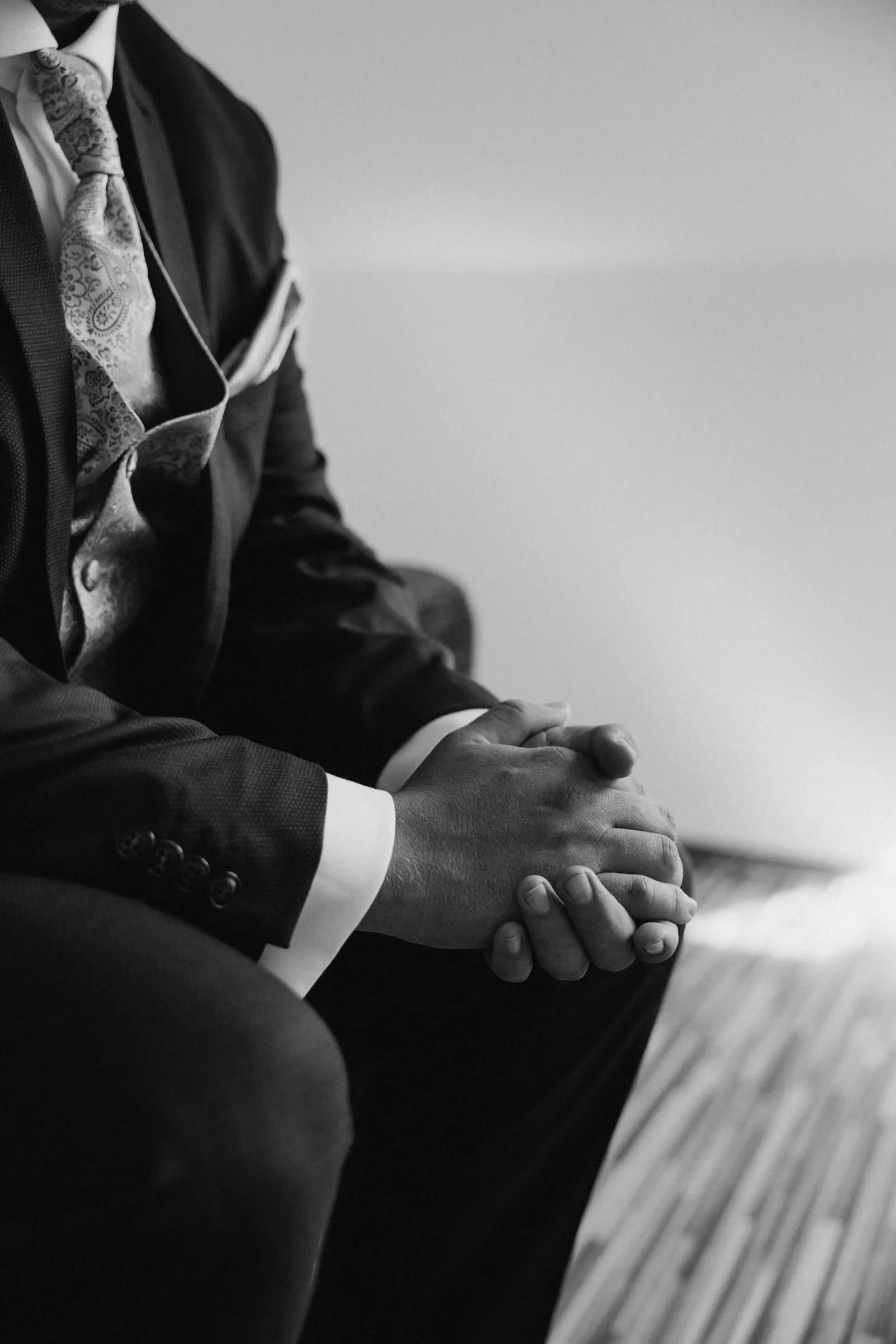 Detail ženíchových rúk