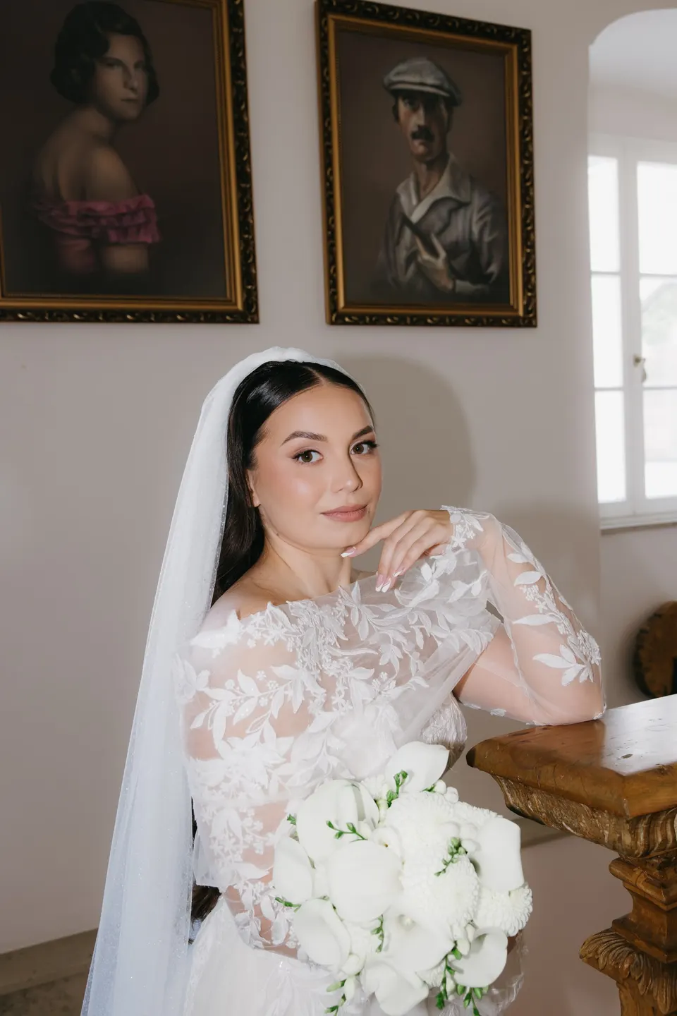 Nevesta s kyticou bielych ruží v kaštieli