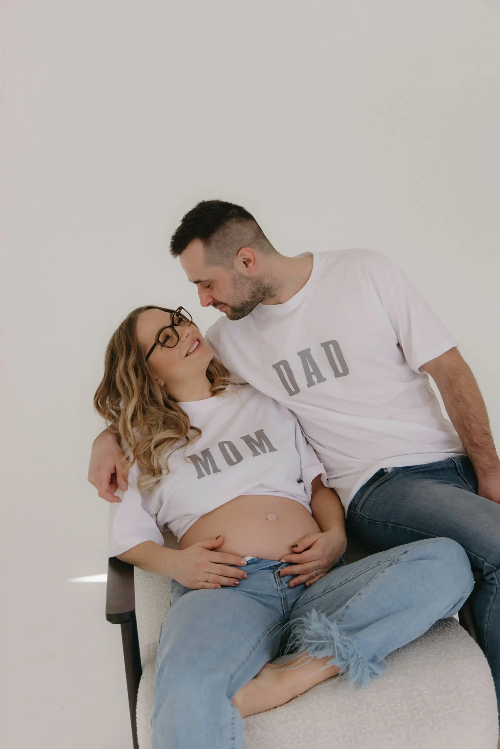 Budúci rodičia v tričkách MOM a DAD